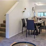4 Minutes Walk To Riverside Market!4Bed 4 Bath