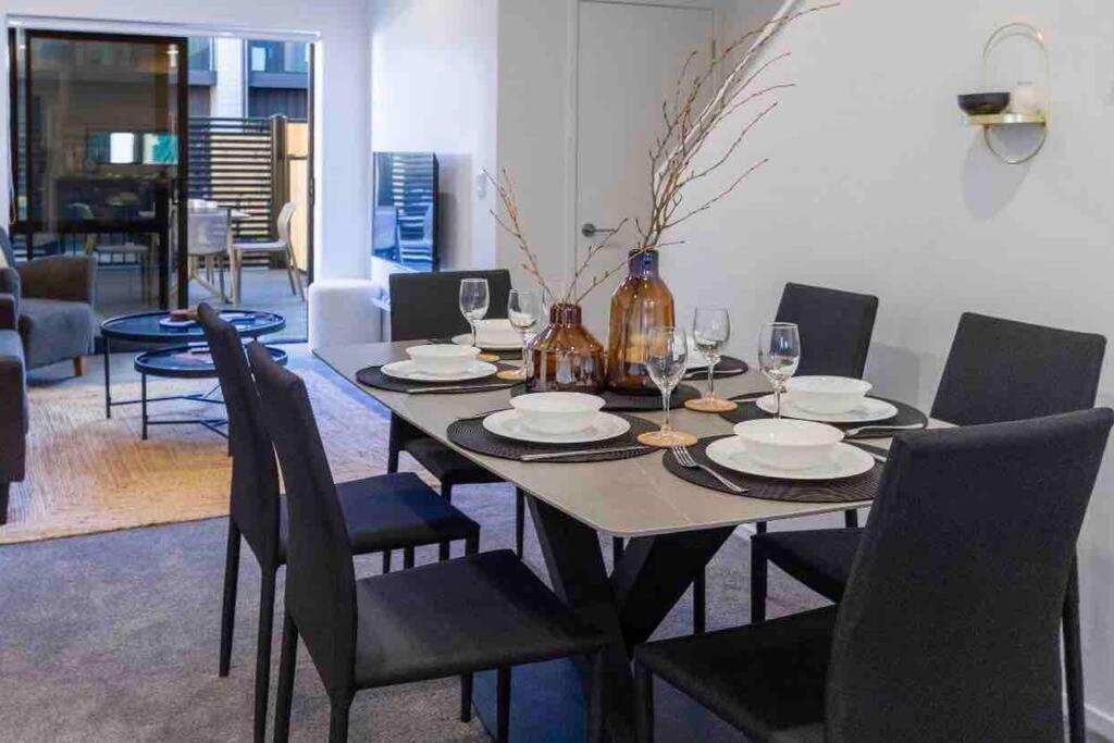 4 Minutes Walk To Riverside Market!4bed 4 Bath Apartment